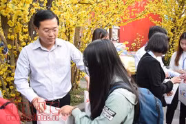 HCM City: poor students farewelled to return home for Tet