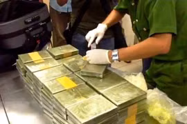 Quang Tri border guard, Lao forces arrest drug dealers