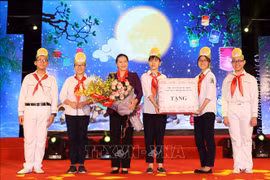 Congratulations, gifts sent to children on Mid-Autumn Festival 