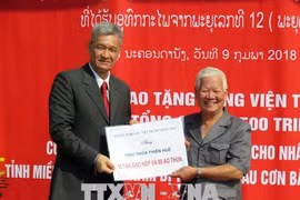 Lao association presents gifts to flood-hit central localities