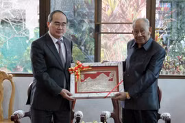 HCM City’s top leader continues working visit to Laos 