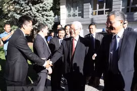 Party leader visits Vietnamese embassy, meets expatriates in Hungary