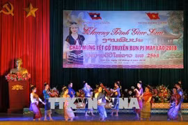 Lao students in Son La enjoy traditional Bunpimay Festival