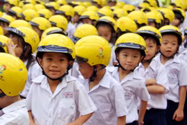 Nearly 3,300 qualified helmets given to primary students in Gia Lai