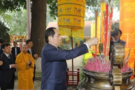 President offers incense at spring festival in Thang Long citadel