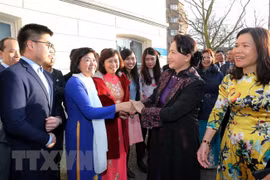 Top legislator meets Vietnamese community in the Netherlands