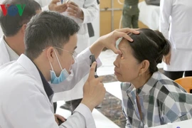 Vietnamese doctors provide free eye treatment for Cambodians