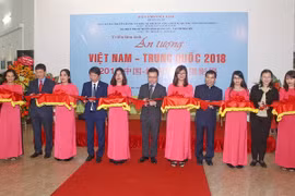 Photo exhibition on Vietnam, China’s beauty opens in Hanoi