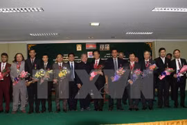 Cambodia presents friendship order to Vietnamese diplomats and pressmen