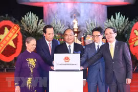 PM Phuc offers incenses to heroic martyrs 