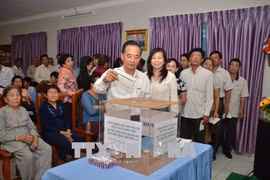 Vietnamese in Cambodia support Truong Sa soldiers, residents