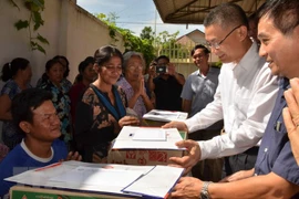 OVs in Cambodia affected by floods receive support