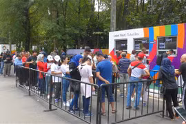 ASIAD 2018: Indonesians brave the sun to buy tickets 