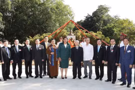 Party chief lays flowers at President Ho Chi Minh Monument in Cuba