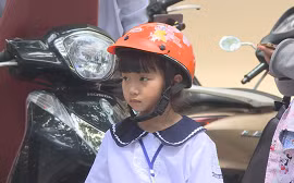 Police take measures to increase helmet-wearing rate among children 