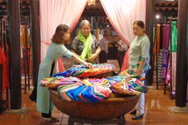 Vietnam, Japan honour traditional silk, brocade weaving