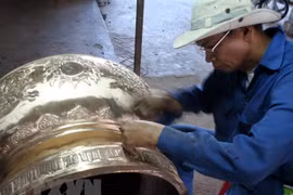 Thua Thien-Hue receives donation to develop traditional craft products