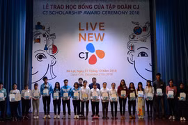 Korean group offers scholarships to students in Lam Dong