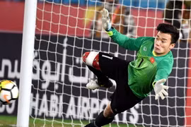 U23 Vietnam goalie brings gloves to auction