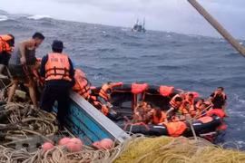 Thailand prepares to lift sunken tourist ship