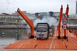 Quang Ninh marks customs clearance via floating bridge linking with China
