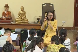 Free English classes offered at pagoda: Hanoi