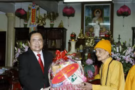 Leaders pay Tet visits to poor people, Buddhist patriarch