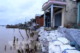 Over 18,400 people need to be relocated in Can Tho due to erosion risks 