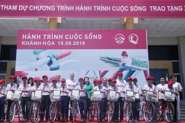 Khanh Hoa: Bicycles presented to disadvantaged students 