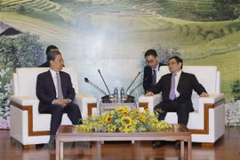 Vietnamese, Chinese Party officials discuss bilateral ties