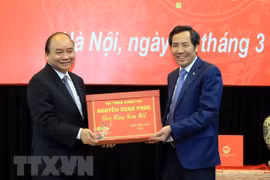 PM holds working session with Nhan dan newspaper 