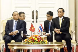 PM Nguyen Xuan Phuc meets Thai counterpart 