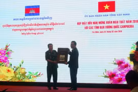 Tay Ninh strengthens friendship with Cambodian localities