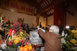 Party chief offers incense to late CPV leader Nguyen Duc Canh