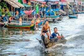 Floating school for Vietnamese students opens in Cambodia