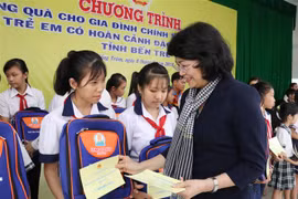Vice President presents gifts to disadvantaged families, children