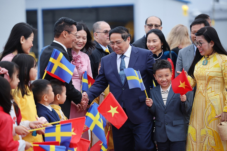 Embassy staff and Vietnamese community welcome Prime Minister Pham Minh Chinh and Spouse at Arlanda International Airport. (Photo: VNA)