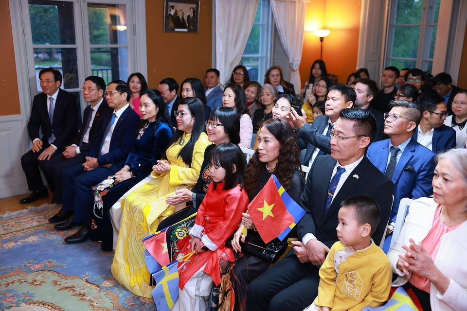 Representatives of ministries, agencies, and the Vietnamese community in Sweden attend the meeting. (Photo: VNA)