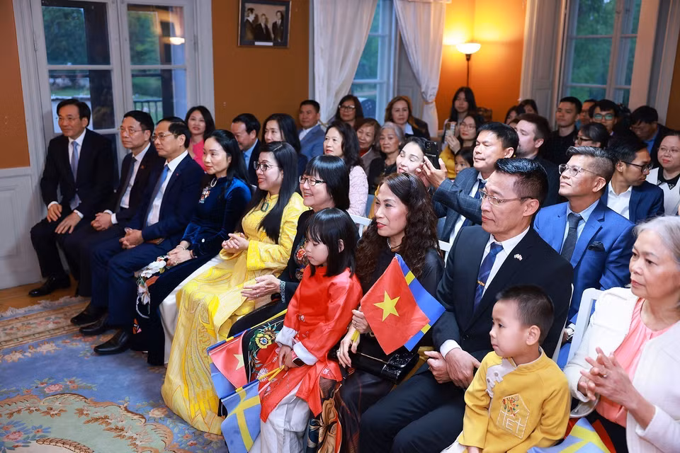 Representatives of ministries, agencies, and the Vietnamese community in Sweden attend the meeting. (Photo: VNA)