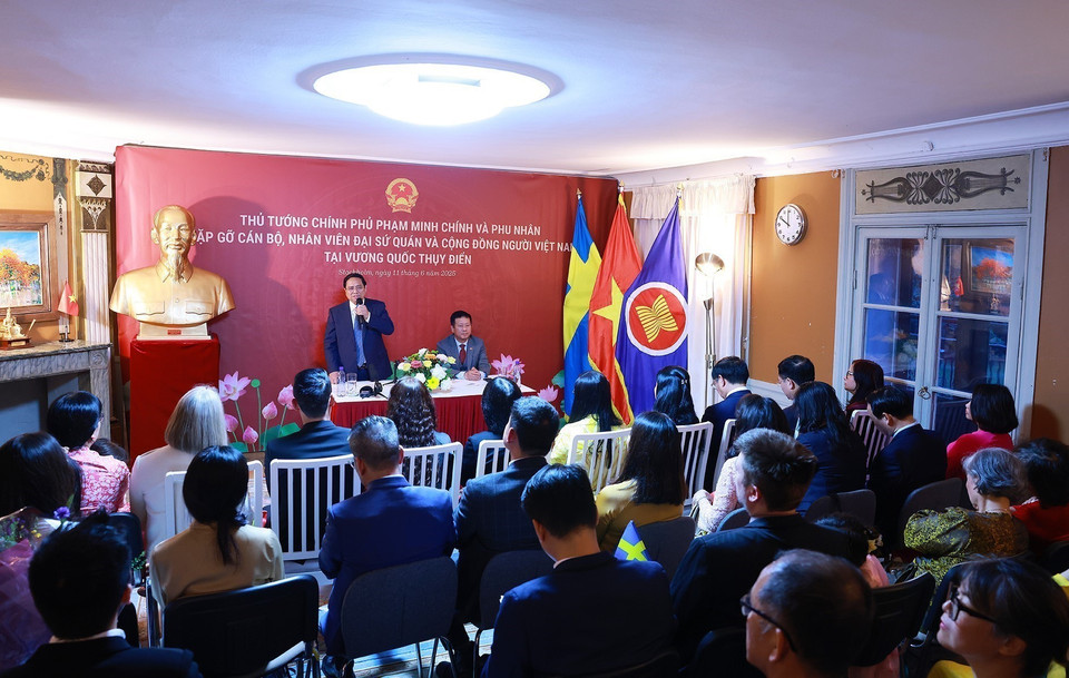 Prime Minister Pham Minh Chinh speaks at a meeting with Embassy staff and the Vietnamese community in Sweden. (Photo: VNA)
