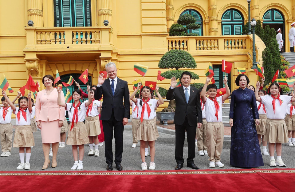 Children of Hanoi greet President of the Republic of Lithuania Gitanas Nauseda and Spouse on official visit to Vietnam. (Photo: VNA)