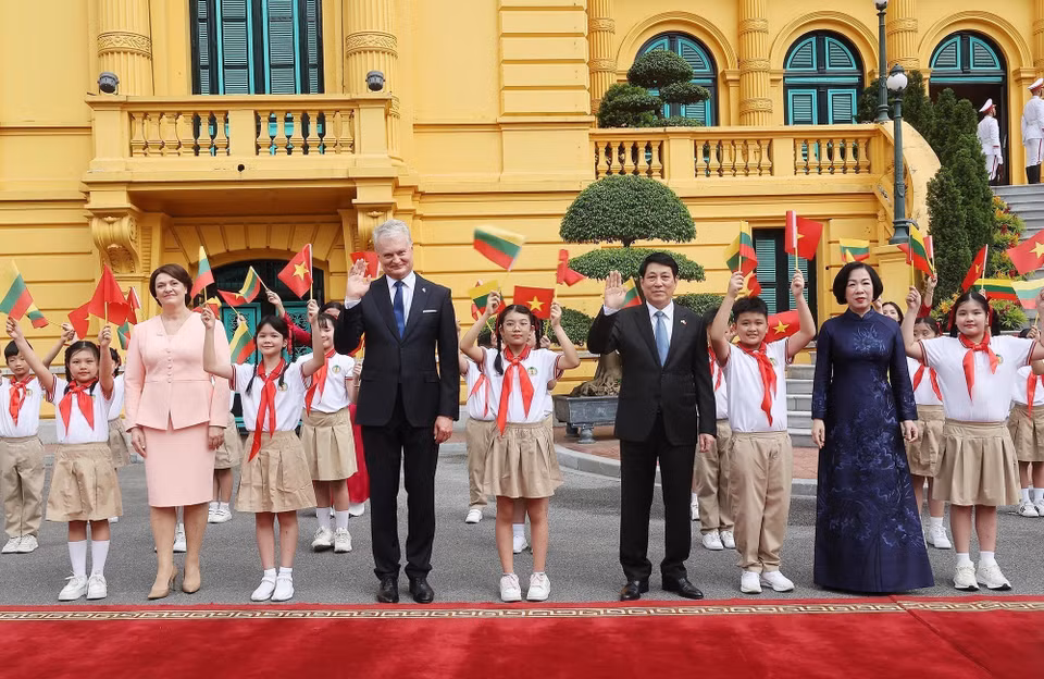 Children of Hanoi greet President of the Republic of Lithuania Gitanas Nauseda and Spouse on official visit to Vietnam. (Photo: VNA)