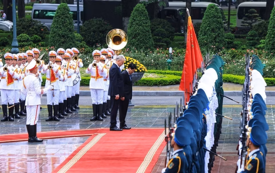 State President Luong Cuong and Lithuanian President Gitanas Nauseda review the Honour Guard of the Vietnam People’s Army. (Photo: VNA)