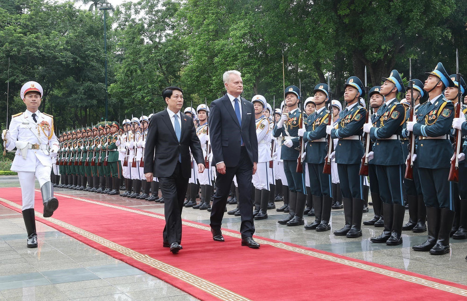 State President Luong Cuong and Lithuanian President Gitanas Nauseda review the Honour Guard of the Vietnam People’s Army. (Photo: VNA)