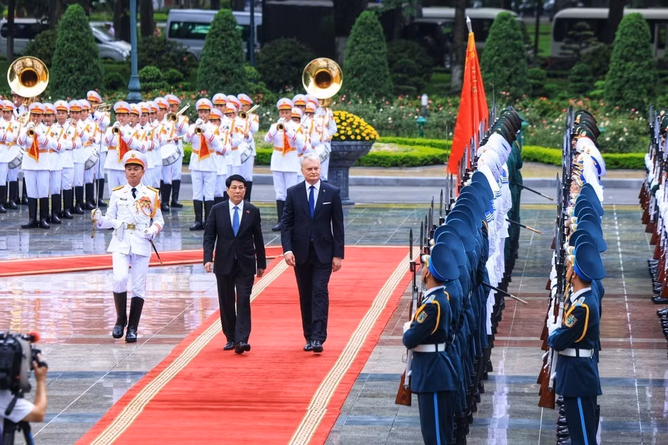 State President Luong Cuong and Lithuanian President Gitanas Nauseda review the Honour Guard of the Vietnam People’s Army. (Photo: VNA)