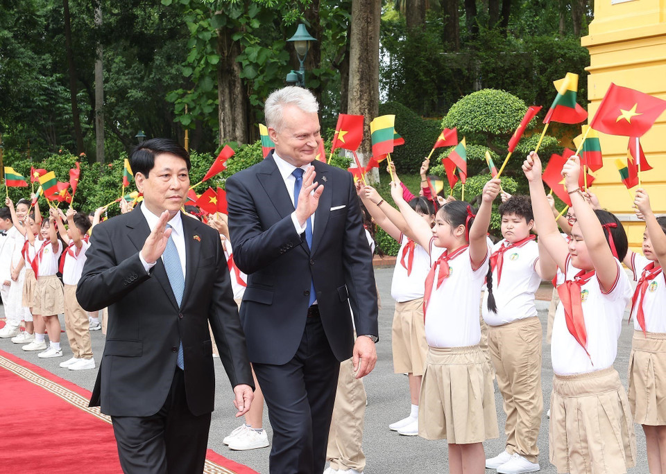 Children of Hanoi greet President of the Republic of Lithuania Gitanas Nauseda on official visit to Vietnam. (Photo: VNA)