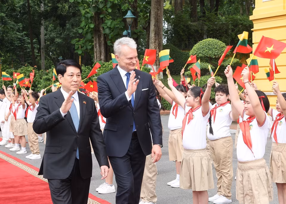 Children of Hanoi greet President of the Republic of Lithuania Gitanas Nauseda on official visit to Vietnam. (Photo: VNA)