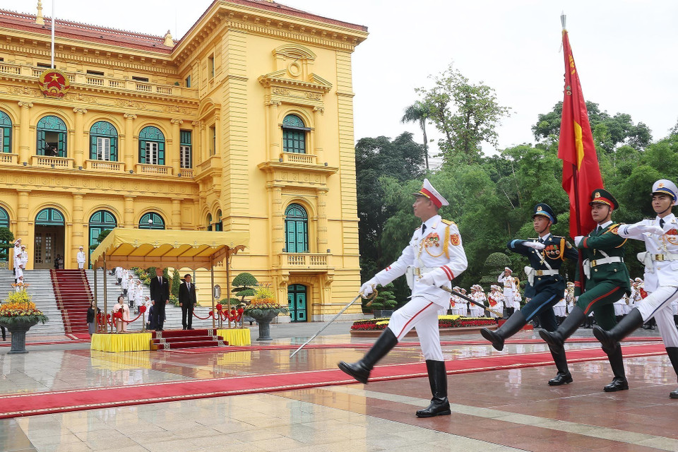 State President Luong Cuong and Lithuanian President Gitanas Nauseda review the Honour Guard of the Vietnam People’s Army. (Photo: VNA)