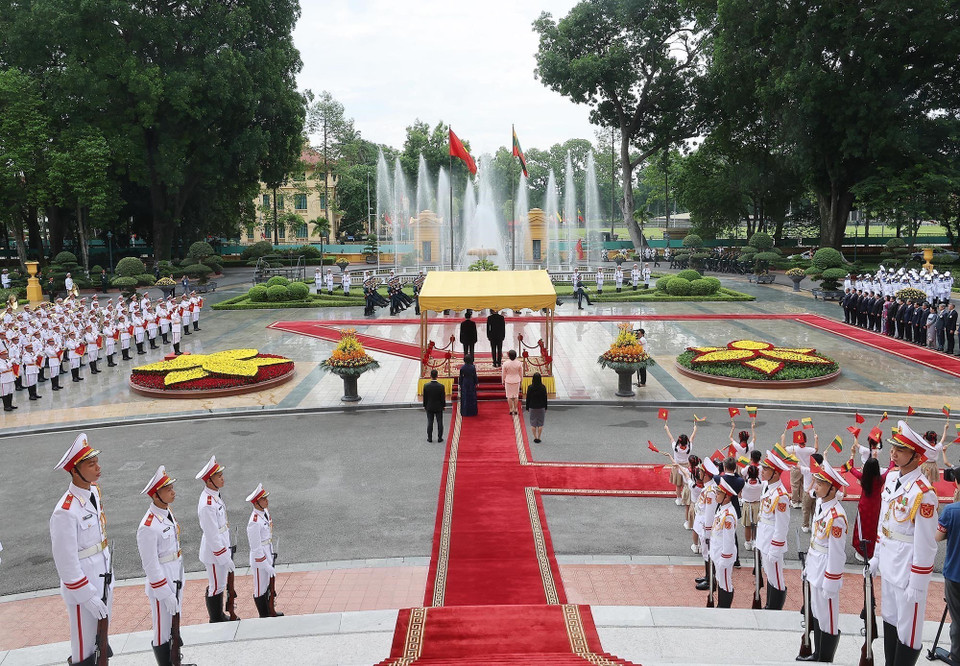 Official welcome ceremony for President of the Republic of Lithuania Gitanas Nauseda and Spouse at the Presidential Palace, Hanoi (Photo: VNA)