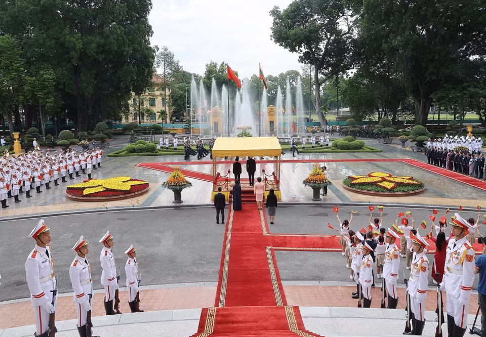 Official welcome ceremony for President of the Republic of Lithuania Gitanas Nauseda and Spouse at the Presidential Palace, Hanoi (Photo: VNA)